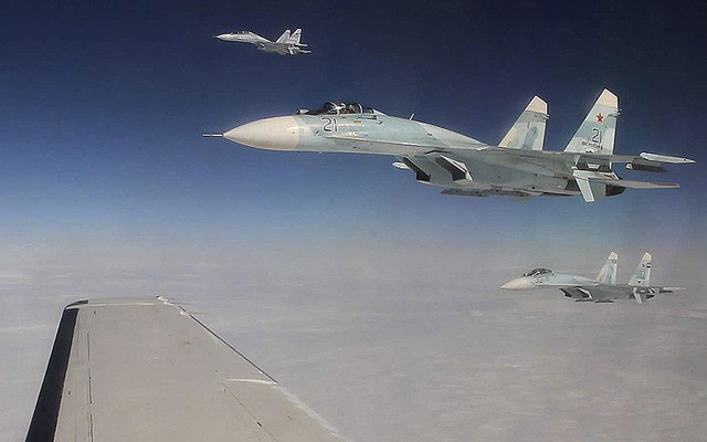 Ba chiến đấu cơ SU-27 của Không quân Nga chặn một máy bay chở khách bị không tặc tấn công trong một cuộc tập trận giả định nhằm kiểm tra khả năng phản ứng nhanh của Không quân Nga. Cuộc tập trận cũng có sự tham gia của Không quân Mỹ và Canada.