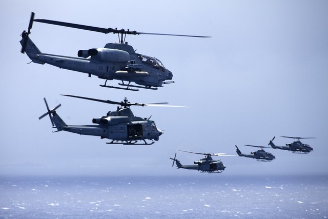 Phi đội AH-1 Cobra và UH-1 Huey bay cùng nhau trong khi tham gia huấn luyện.