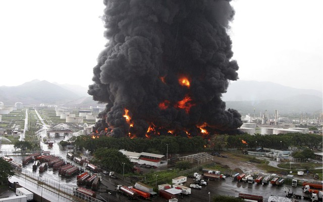 Lính cứu hỏa nỗ lực dập hỏa hoạn xảy ra tại nhà máy lọc dầu ở Puerto La Cruz, Venezuela.