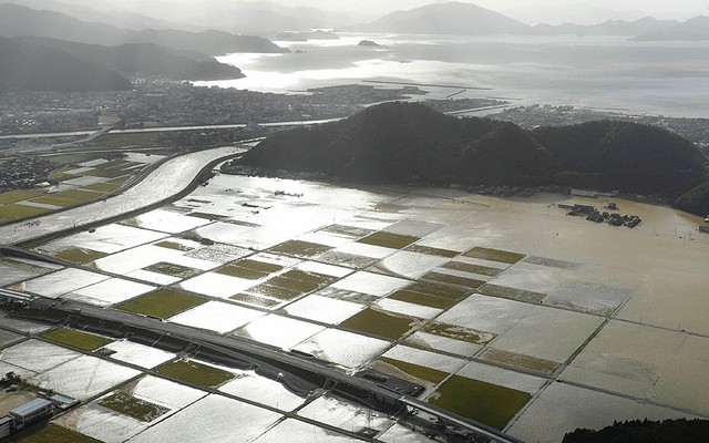 Mưa lớn do ảnh hưởng của cơn bão Man-yi đã gây ngập lụt một vùng ở Obama, Nhật Bản.