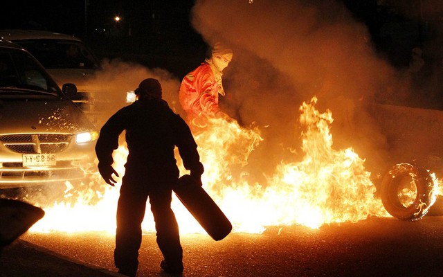 Sinh viên đốt lốp xe trong cuộc biểu tình ở thành phố Valparaiso, Chile, để yêu cầu chính phủ cải cách hệ thống giáo dục công lập.