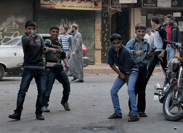 Trẻ em chơi với súng nhựa ở thành phố Aleppo, Syria.