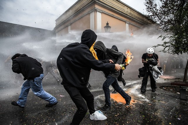 Cảnh sát dùng vòi rồng phun nước để giải tán các sinh viên biểu tình đòi miễn giảm học phí và nâng cao chất lượng giáo dục ở Santiago, Chile.