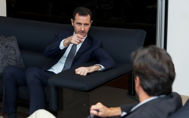 Cử chỉ thể hiện sự tự tin của Tổng thống Syria Bashar al-Assad trong cuộc phỏng vấn với tờ Le Figaro ở thủ đô Damascus.