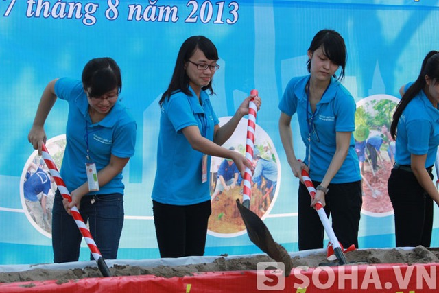 	Bạn Trần Minh Hằng (ở giữa), thủ khoa kép của Học viện Tài chính tham gia chương trình. Trong số các thủ khoa xuất sắc năm nay, chỉ có 3 ban là thủ khoa kép.