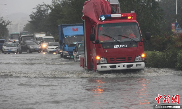 Nhiều đoạn đường tại thành phố Sanya bị ngập lụt do mưa lớn gây ra bởi siêu bão Haiyan.
