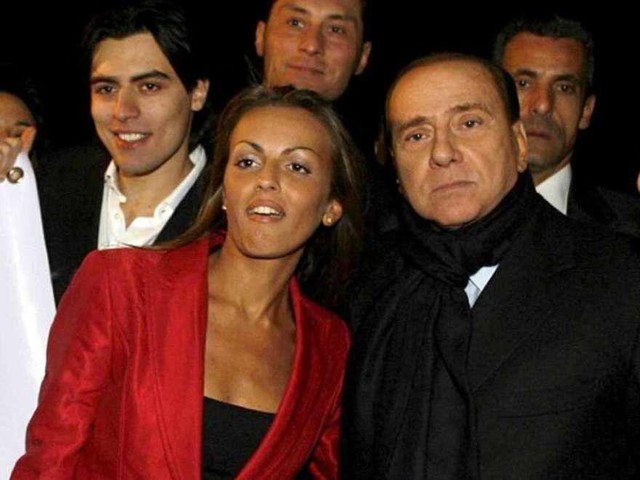  	Tỷ phú Berlusconi đang say đắm hạnh phúc bên mỹ nhân Pascale