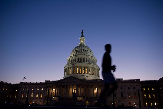 Một người đàn ông chạy bộ qua tòa nhà quốc hội Mỹ ở Washington, trong bối cảnh chính phủ chính thức ngừng hoạt động.