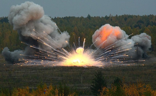 Hệ thống phóng rocket đa nòng Buratino TOS1 của Nga trình diễn bắn đạn thật tại Triển lãm vũ khí và thiết bị quân sự quốc tế RAE -2013 ở Nizhny Tagil, Nga.