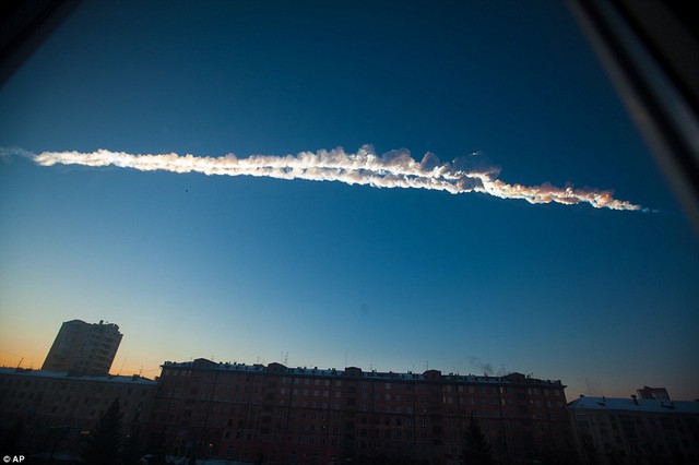 Một thiên thạch bay dọc bầu trời ở Chelyabinsk, Nga. Thiên thạch đã gây ra những vụ nổ lớn khiến khoảng 100 người bị thương.