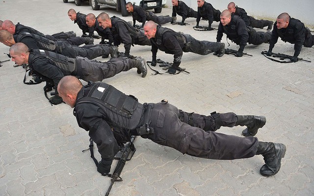 Các tân binh cảnh sát quân sự tham gia một buổi huấn luyện tại thành phố Police City, in Rio de Janeiro, Brazil.