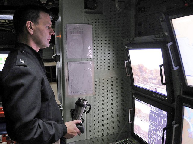 Thay vì sử dụng kính tiềm vọng như các loại tàu ngầm khác, tàu ngầm lớp Virginia sử dụng hệ thống quang tử, có thể ghi lại hình ảnh thời gian thực mà nhiều người có thể xem được một lúc thông qua các màn hình.