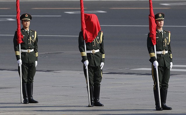 Lá cờ che mặt một binh sĩ đội danh dự Trung Quốc trong lễ đón Thủ tướng Mông Cổ Norovyn Altankhuyag tại Bắc Kinh.