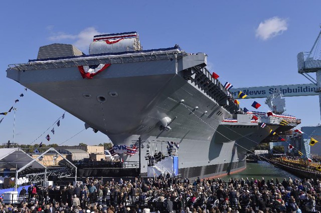 Lễ rửa tội và đặt tên cho siêu tàu sân bay USS Gerald R. Ford (CVN 78) diễn ra tại nhà máy đóng tàu Newport News ở bang Virginia, Mỹ.