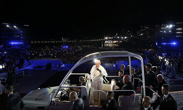 Giáo hoàng Francis vẫy tay chào những tín đồ Thiên chúa giáo trên bãi biển Copacabana ở Rio de Janeiro, Brazil.