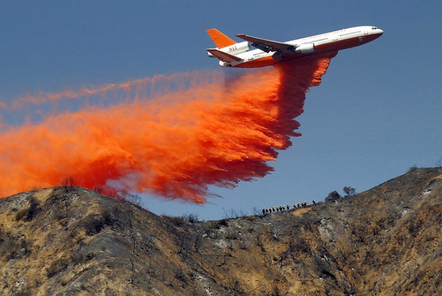 Một chiếc máy bay DC-10 thả chất ngăn cháy xuống đám cháy rừng ở núi San Gabriel, Azusa, Mỹ.