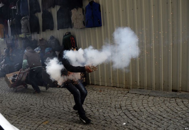 Một sinh viên biểu tình bắn pháo vào cảnh sát chống bạo động ở Istanbul, Thổ Nhĩ Kỳ.