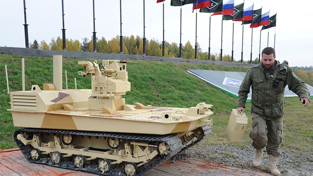 Robot chiến đấu được trang bị bánh xích do công ty MRC Izhevsk của Nga phát triển được giới thiệu tại triển lãm RAE-2013.