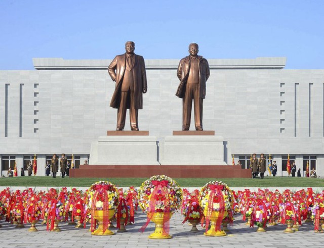 Những bức tượng mới của hai nhà lãnh đạo Kim Jong-il và Kim Il-sung được khánh thành tại thành phố Wonsan, Triều Tiên.