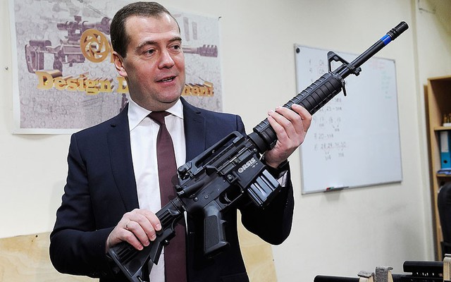Thủ tướng Nga Dmitry Medvedev kiểm tra một khẩu súng trường trong chuyến thăm tới nhà máy sản xuất vũ khí ORSIS ở Moscow.