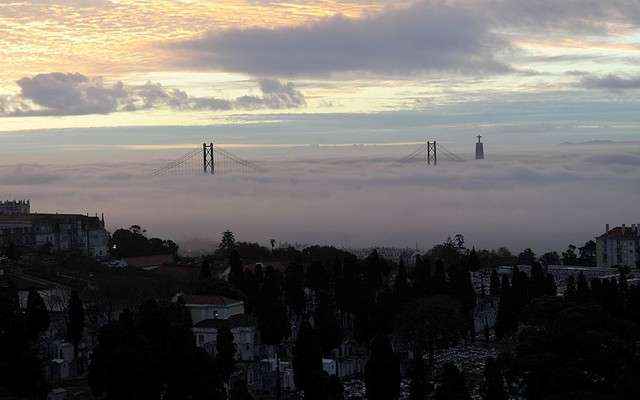 Sương sớm bao phủ dòng sông Tejo ở Lisbon, Bồ Đào Nha.