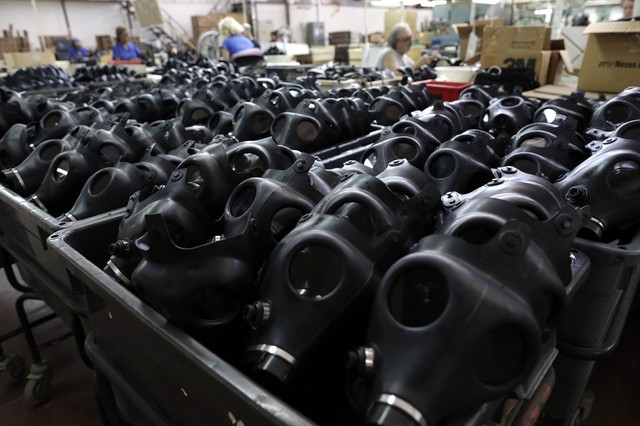 Công nhân làm việc trong nhà máy sản xuất mạt nạ phòng khí độc Shalon ở Kiryat Gat, Israel.