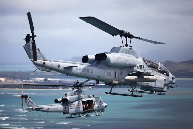 “Hổ mang chúa” thường bay cùng trực thăng UH-1 Huey từng được sử dụng nhiều trong chiến tranh Việt Nam. Hai loại trực thăng này có những tính năng chiến đấu khác nhau.