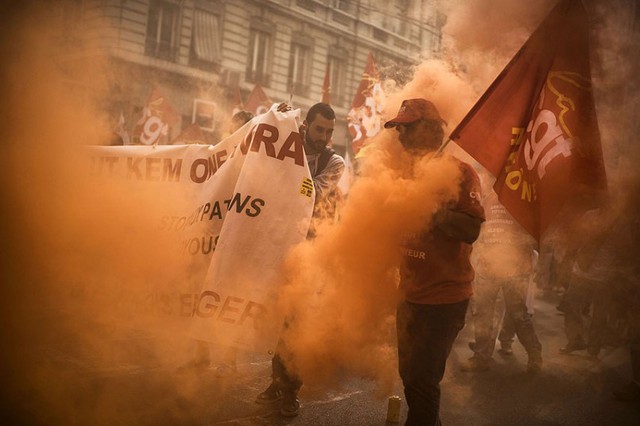 Các nhân viên của công ty hóa chất Kem One biểu tình trên đường phố ở Lyon, Pháp, khi công ty này đang được đàm phán cho đối tác khác.