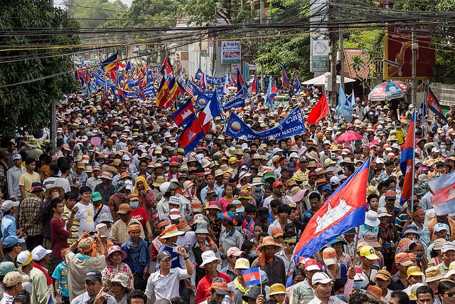 Những người ủng hộ đảng Cứu nguy dân tộc Campuchia (CNRP) tham gia biểu tình tại Phnom Penh đòi hủy kết quả cuộc bầu cử quốc hội vào tháng 7 năm nay.