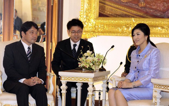 Nữ Thủ tướng và Bộ trưởng Quốc phòng Thái Lan Yingluck Shinawatra hội đàm với Bộ trưởng Quốc phòng Nhật Bản Itsunori Onodera ở Bangkok.