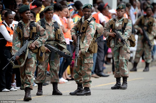 Các binh sĩ đứng bảo vệ hai bên đường ngoài sân bay ở thị trấn Mthatha.