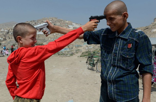 Trẻ em chơi với súng nhựa ở thành phố Kabul, Afghanistan.