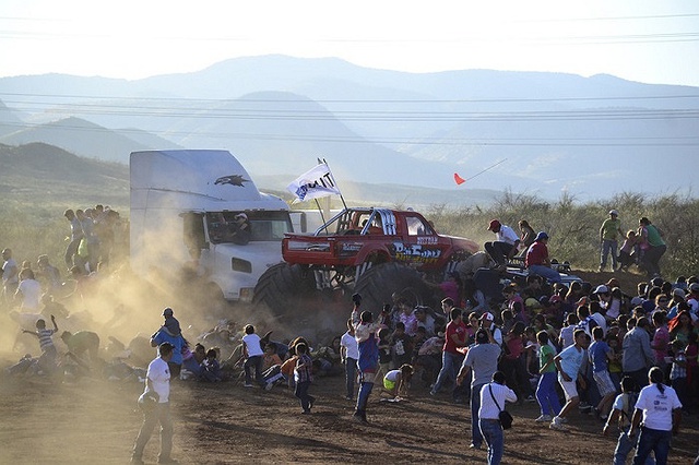 Một chiếc xe tải hạng nặng đang trình diễn tại triển lãm hàng không Extreme Aeroshow ở Chihuahua (Mexico) thì mất kiểm soát, đâm vào đám đông, làm 8 người chết và hàng chục người bị thương.