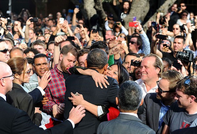 Tổng thống Mỹ Barack Obama chào đám đông sau khi phát biểu về kinh tế tại xưởng phim DreamWorks Animation ở Glendale, California.