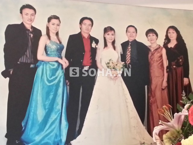 
	Lưu Thiên Hương nữ tính và dịu dàng trong chiếc váy cô dâu, còn cô em Lưu Hương Giang thì lộng lẫy với chiếc váy xanh