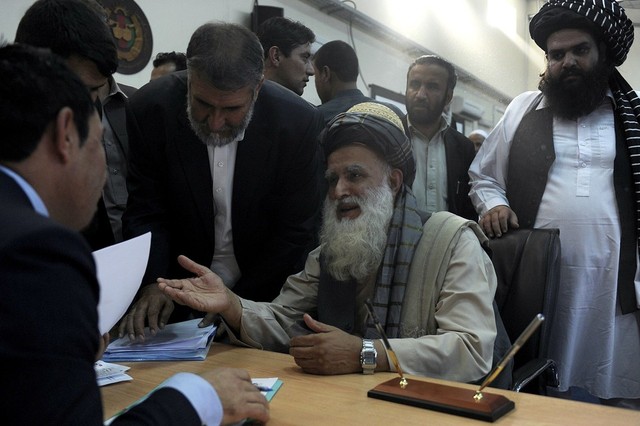 Abdul Rasul Sayya, người được cho là đã mang lực lượng khủng bố al-Qaeda vào Afghanistan, đăng kí tranh cử Tổng thống tại Ủy ban bầu cử độc lập ở thủ đô Kabul.