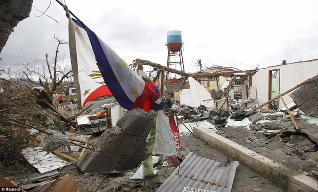 Lá cờ Philippines nằm giữa đống đổ nát của những ngôi nhà.