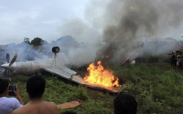 Cánh của một chiếc máy bay bốc cháy sau khi bị rơi gần sân bay ở Riveralta, tỉnh Beni, Bolivia, khiến 8 người chết.