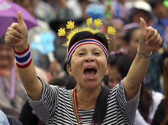 Một người biểu tình la ó phản đối luật ân xá mới tại thủ đô Bangkok, Thái Lan.