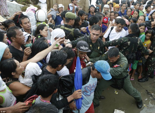 Hàng nghìn người đang kiệt sức vì đói khát đã đi bộ tới sân bay Tacloban để chơ được sơ tán.