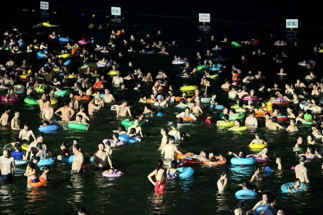 Rất đông người tắm biển vào buổi tối ở Thượng Hải, Trung Quốc, khi nắng nóng vẫn tiếp diễn ở khu vực này.