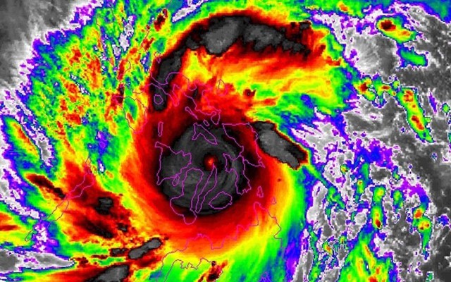 Sức mạnh khủng khiếp của siêu bão Haiyan khi đi qua Philippines.