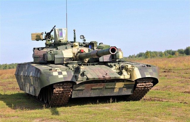 Một xe tăng Oplot-M được chế tạo cho Lục quân Thái Lan đứng sừng sững trên thao trường.
