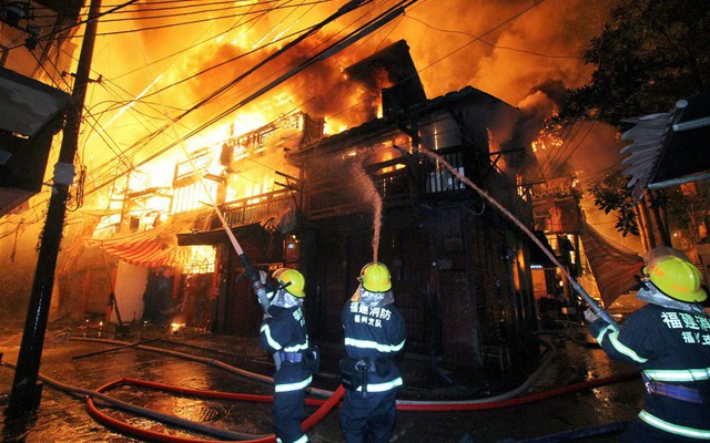 Lính cứu hỏa đang cố gắng dập tắt một đám cháy lớn tại Phúc Châu, Trung Quốc.