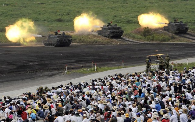 Xe tăng của Lực lượng phòng vệ Nhật Bản bắn rocket trong cuộc tập trận bắn đạn thật gần núi Phú Sĩ ở Gotemba.