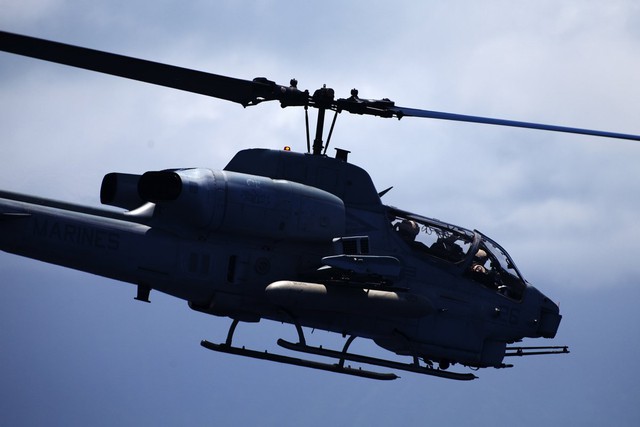 Trực thăng AH-1 Cobra được trang bị pháo 20mm với 750 viên đạn và nhiều loại tên lửa dẫn đường khác nhau, bao gồm Hellfire và Sidewinder.
