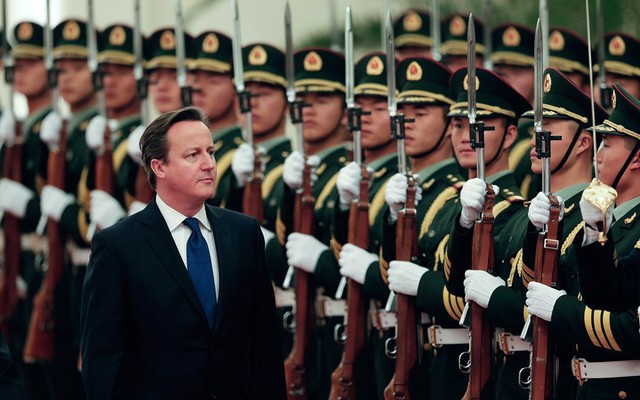 Thủ tướng Anh David Cameron duyệt đội danh sự trong chuyến thăm tới Bắc Kinh, Trung Quốc.