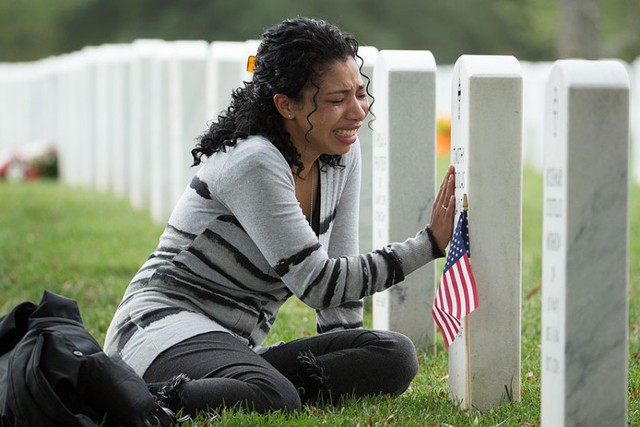 Cô Thania Sayne khóc cạnh mộ chồng tại nghĩa trang quốc gia Arlington ở Virginia, Mỹ. Chồng của cô Sayne, một sĩ quan quân đội Mỹ, đã thiệt mạng trong khi làm nhiệm vụ tại tỉnh Kandahar (Afghanistan) vào tháng 9/2011.