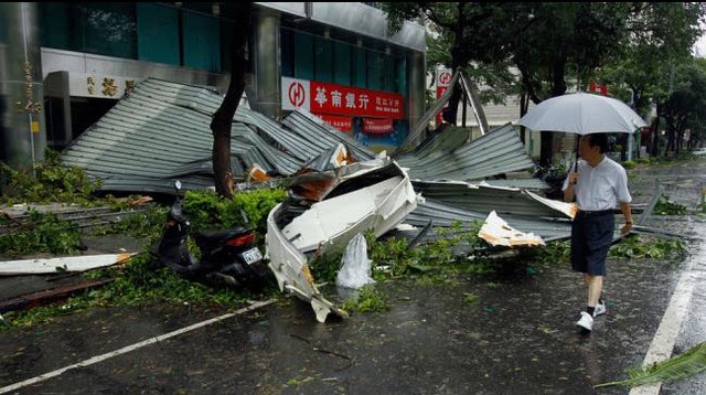 Trước đó, siêu bão Utor đã đi qua thành phố Đài Bắc của Đài Loan, khiến nhiều cây bị đổ và làm bay mái che.