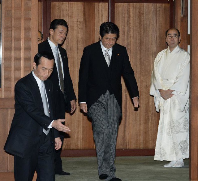 Thủ tướng Nhật Bản Shinzo Abe đã đến viếng ngôi đền Yasukuni, một động thái được cho là sẽ gây căng thẳng với quốc gia láng giềng Trung Quốc.